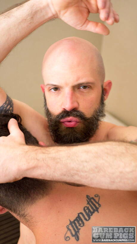 Knappe Luke Harding en gespierde Mickey Carpathio in hete homoseksuele scène