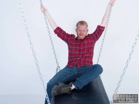 マッチョのクーパー・ローズがヌードでポーズをとり、引き締まったお尻を披露