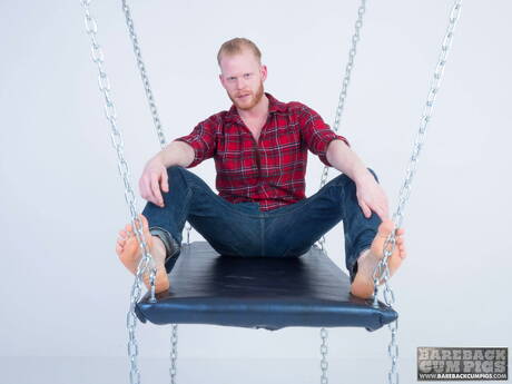 マッチョのクーパー・ローズがヌードでポーズをとり、引き締まったお尻を披露