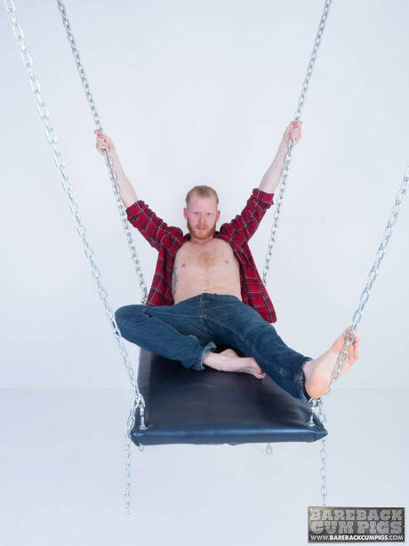 マッチョのクーパー・ローズがヌードでポーズをとり、引き締まったお尻を披露