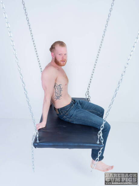 マッチョのクーパー・ローズがヌードでポーズをとり、引き締まったお尻を披露