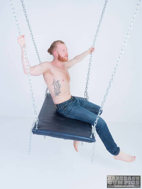 マッチョのクーパー・ローズがヌードでポーズをとり、引き締まったお尻を披露