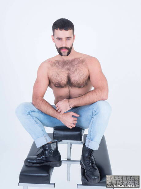 フランスのホットベア、テディ・トーレスが裸のポーズをとる