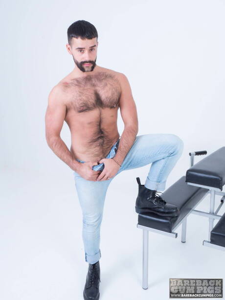 Der heiße französische Bär Teddy Torres posiert nackt