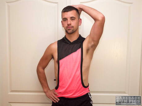 Il ragazzo husky americano Josh Stone si spoglia e mostra il suo bel culo