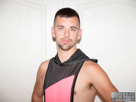 Il ragazzo husky americano Josh Stone si spoglia e mostra il suo bel culo