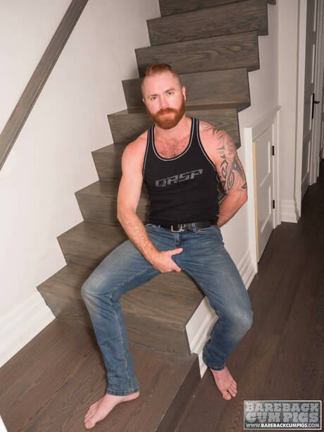 毛むくじゃらの熊、ザック・アクランドが美しい体を披露