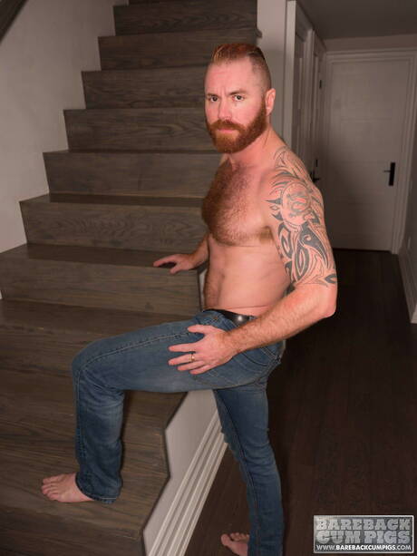 毛むくじゃらの熊、ザック・アクランドが美しい体を披露