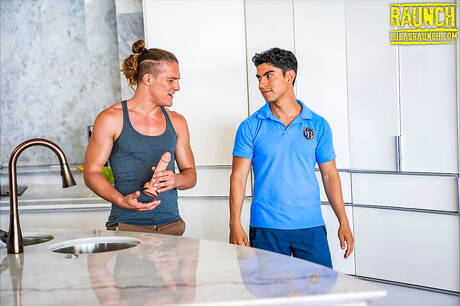 Il duro latino Alfonso Osnaya e il duro italiano Kosta Viking fanno una sega superba in cucina