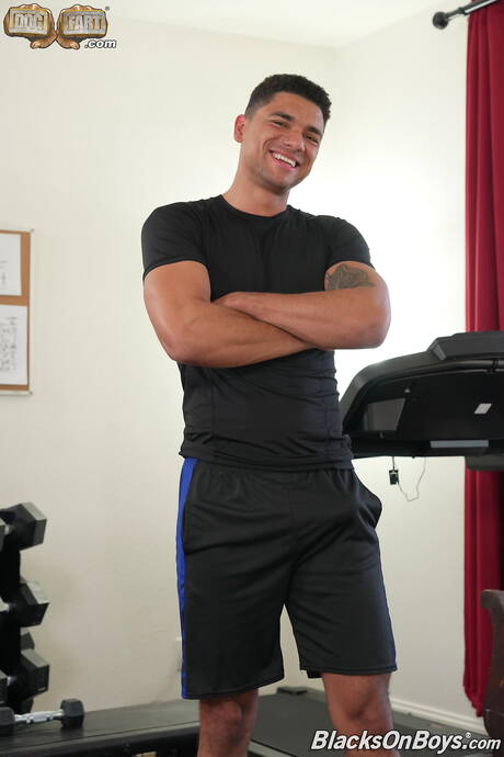 Il giovane americano Tristan West e il bel ragazzo Andre Stone si scopano il culo in modo interrazziale dopo aver succhiato un cazzo