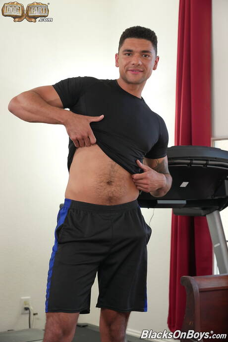 Il giovane americano Tristan West e il bel ragazzo Andre Stone si scopano il culo in modo interrazziale dopo aver succhiato un cazzo