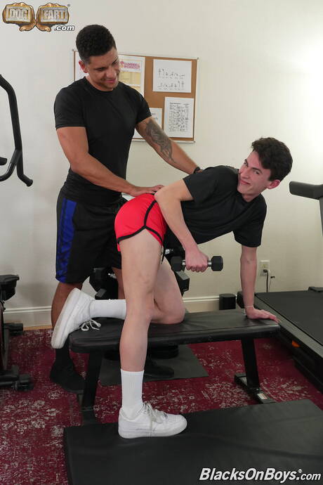 Il giovane americano Tristan West e il bel ragazzo Andre Stone si scopano il culo in modo interrazziale dopo aver succhiato un cazzo