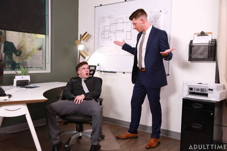 Les beaux garçons américains Jordan Starr et Trevor Brooks baisent après avoir sucé une bite