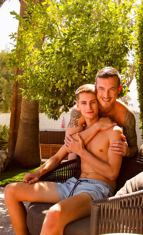Heiße Trevor Harris, Nico Coopa und Derek Kage bei heißem Dreier-Arschfick am Pool