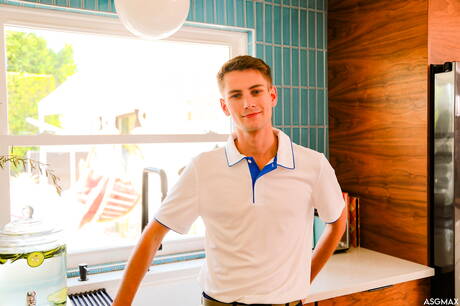 Heiße Trevor Harris, Nico Coopa und Derek Kage bei heißem Dreier-Arschfick am Pool