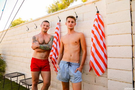 Heiße Trevor Harris, Nico Coopa und Derek Kage bei heißem Dreier-Arschfick am Pool