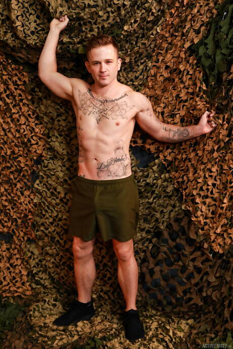 2人のアメリカ人の男、筋肉質のデイビン・ストロングとマッチョのアンドリュー・デルタがフェラチオの後に尻をファック