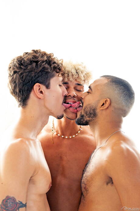 無恥的夥伴 Gabriel Coimbra、Elijah Zayne 和 Matheus Matos 進行了一場火熱的跨種族三人性愛