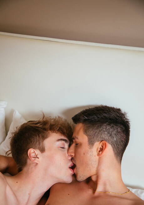 Hete Amerikaanse jongens, gespierde Kane Fox en knappe jongen Tannor Reed in harde anale seks onder de douche