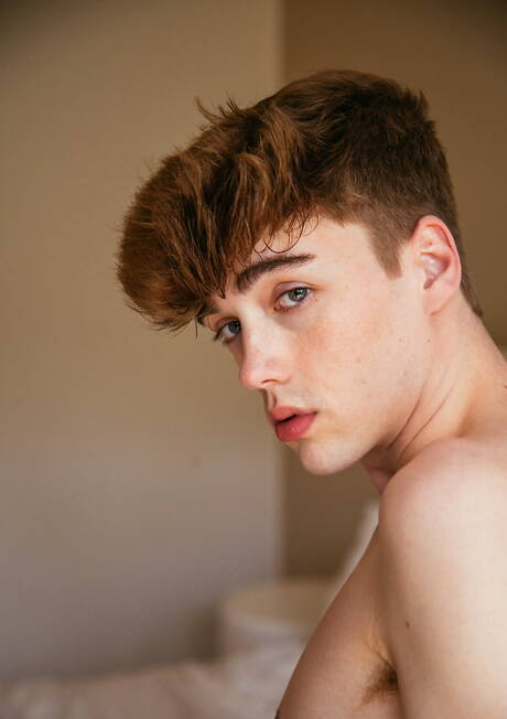 Hete Amerikaanse jongens, gespierde Kane Fox en knappe jongen Tannor Reed in harde anale seks onder de douche