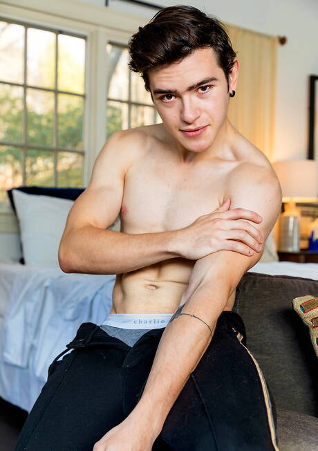 Cocky Boys: Mexicaanse stoere kerel Alex Gonzalez en de goed gebouwde Amerikaanse Roman Todd neuken elkaar na het zuigen van een lul