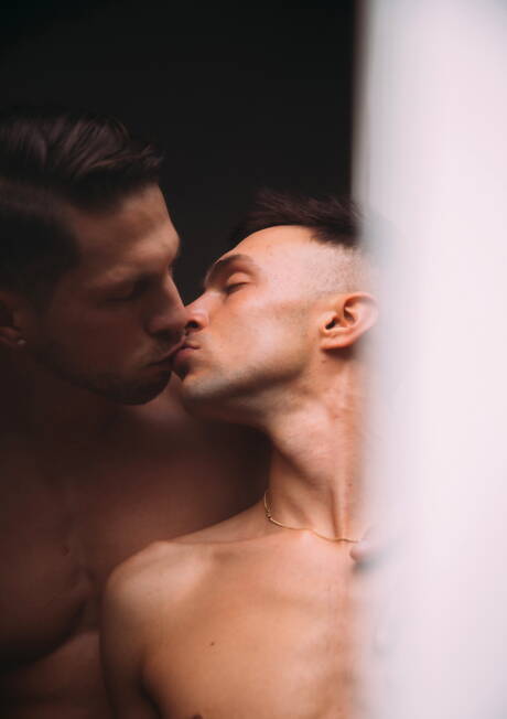 Hübsche amerikanische Jungs, der Hengst Ari Avanti und der Hengst Roman Todd, bei einer Bondage-Session