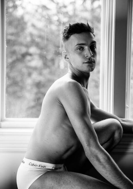 Hübsche amerikanische Jungs, der Hengst Ari Avanti und der Hengst Roman Todd, bei einer Bondage-Session