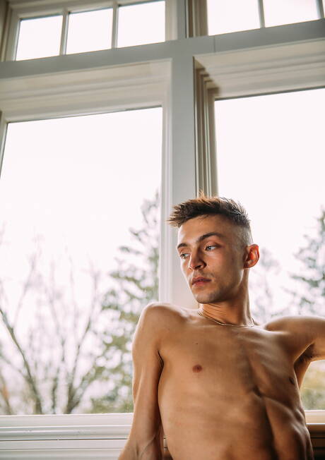 Hübsche amerikanische Jungs, der Hengst Ari Avanti und der Hengst Roman Todd, bei einer Bondage-Session