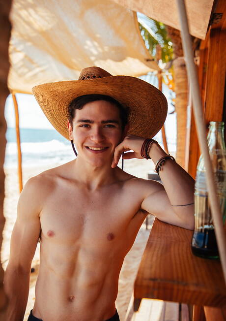 Cocky Boys: De Mexicaanse knappe Alex Gonzalez en de Amerikaanse knappe Kane Fox hebben een hete koppelscène in bad