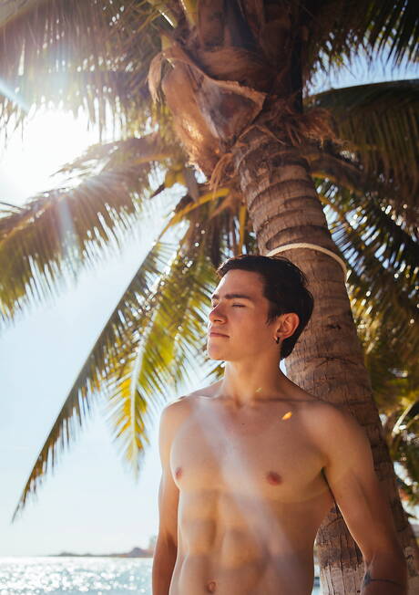 Mexican hunky guy Alex Gonzalez and american hunk Kane Fox have a hot couple scene in bath