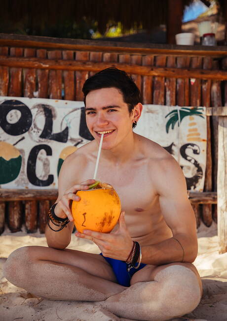 Der gutaussehende Mexikaner Alex Gonzalez und der amerikanische Schönling Kane Fox haben eine heiße Pärchenszene im Bad