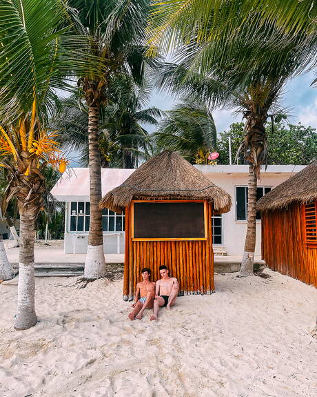 Les beaux garçons américains twink Avery Jones et le jeune mec Dallas Preston ont une bonne relation sexuelle anale en extérieur