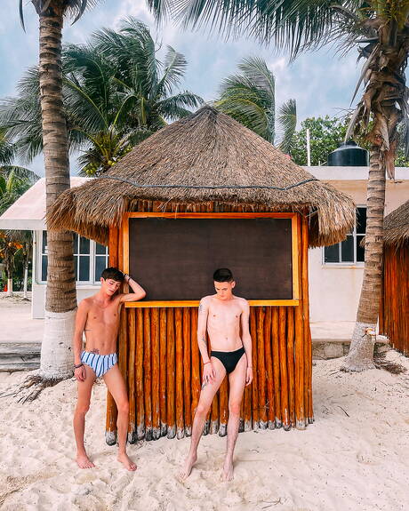 Les beaux garçons américains twink Avery Jones et le jeune mec Dallas Preston ont une bonne relation sexuelle anale en extérieur