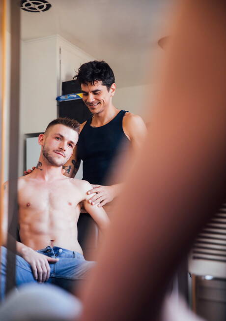 Les beaux mecs américains, le minet chaud Lane Colten et le dur à cuire Xtian Mingle ont une bonne relation sexuelle anale dans la salle de bain