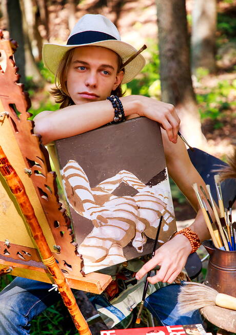 O jovem americano Avery Jones e o canadense Leo Louis fodem a bunda depois de um boquete ao ar livre