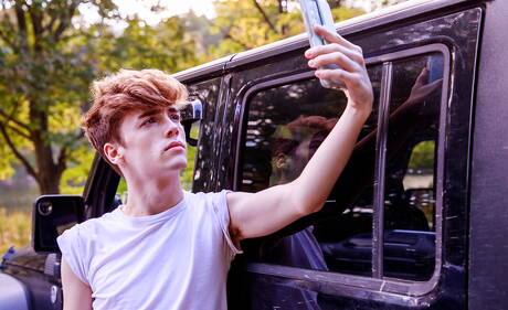 Hete Amerikaanse gespierde Daniel Evans en knappe jongen Tannor Reed hebben goede anale seks in de buitenlucht