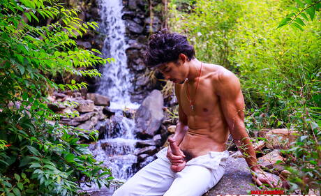 アメリカ人の筋肉質なニコ・レオンが屋外でペニスを自慰する