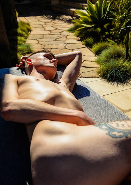 Nette amerikanische Jungs, der junge Kerl Avery Jones und der Muskelprotz Jordan Starr haben einen guten Analsex im Freien