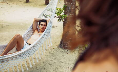 Amerykański młody facet Leo Grand i gorący kanadyjski młodzieniec Leo Louis w gorącym tyłku ruchają się na zewnątrz