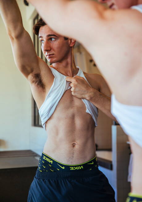 Il super stallone Caleb Manning e il super stallone americano Kane Fox in un bollente sesso anale