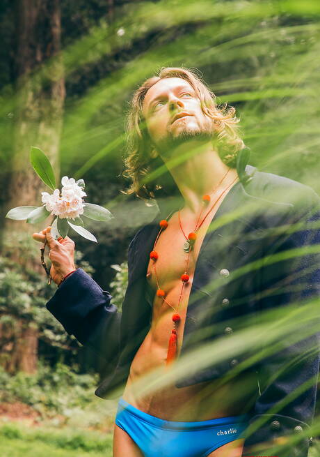 Die bärtigen Schwulen Adrian Hart, Austin Avery und Kane Fox mit langen Haaren ficken mit einem schwarzen Schwulen im gemütlichen Waldhaus