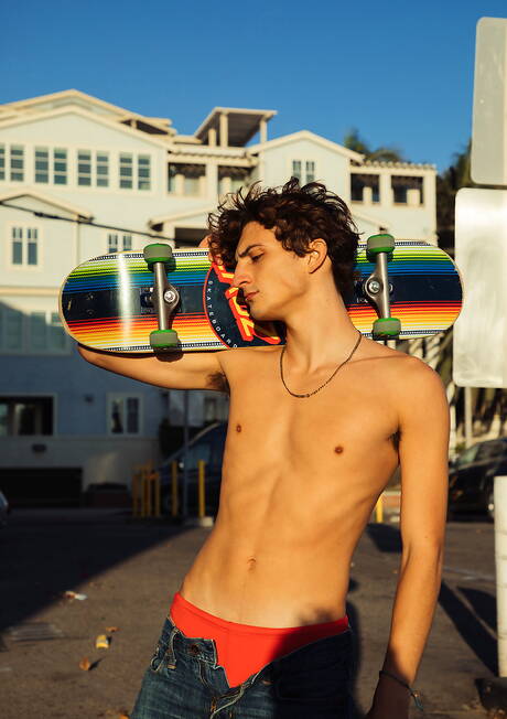 Sexy americans, young Austin Avery and twink Zeke Wood shows a beautiful body in bathroom