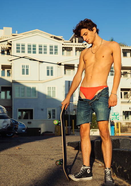 Sexy americans, young Austin Avery and twink Zeke Wood shows a beautiful body in bathroom