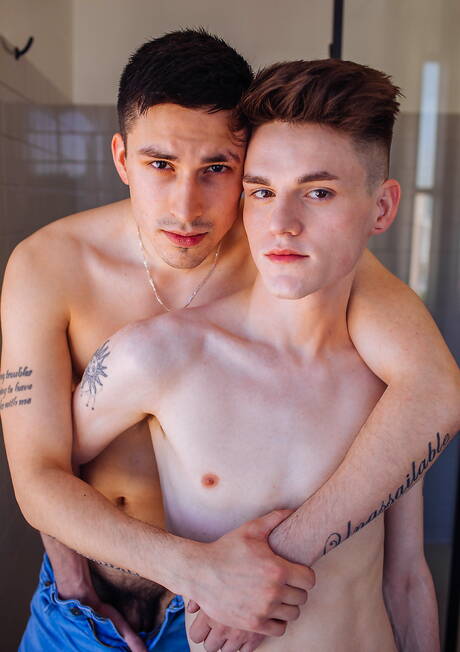 Hete Amerikanen, knappe jongen Avery Jones en stoere kerel Kane Fox hebben goede seks in de badkamer