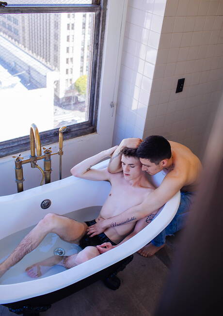 Hete Amerikanen, knappe jongen Avery Jones en stoere kerel Kane Fox hebben goede seks in de badkamer