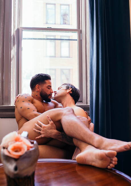 兩位美國健美運動員 Brock Banks 和年輕帥哥 Tayte Hanson 在口交後做愛