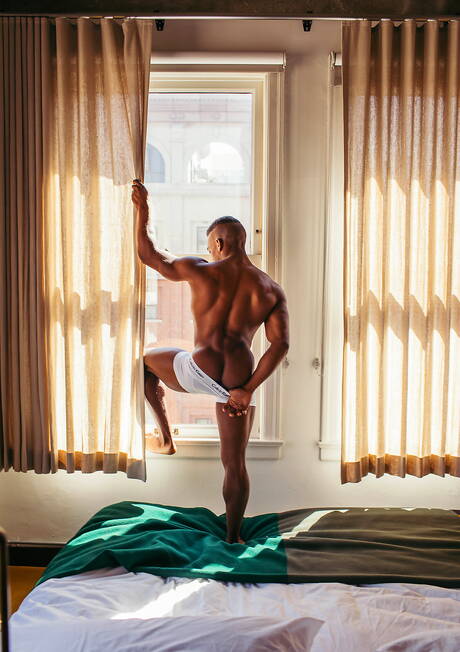 Les mecs américains chauds Adrian Hart et le beau garçon Leo Grand dans une action de baise anale interraciale torride