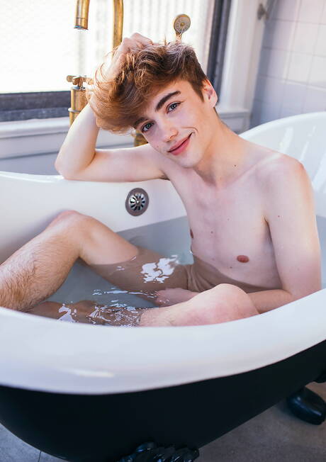 Zwei amerikanische Kerle, der bullige Dante Colle und der Twink Tannor Reed, haben sich in der Badewanne gegenseitig geknallt