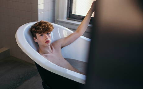 Zwei amerikanische Kerle, der bullige Dante Colle und der Twink Tannor Reed, haben sich in der Badewanne gegenseitig geknallt