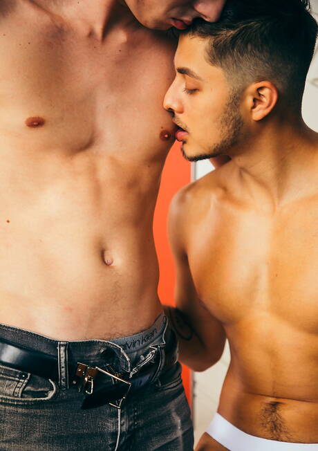 Nette amerikanische Jungs, der junge Angel Rivera und der schöne Junge Zach Astor haben einen guten Analsex